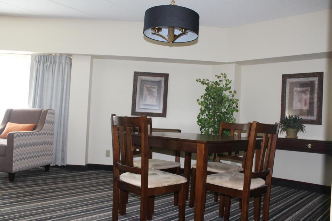 Crossroads Hotel And Huron Event Center ภายนอก รูปภาพ