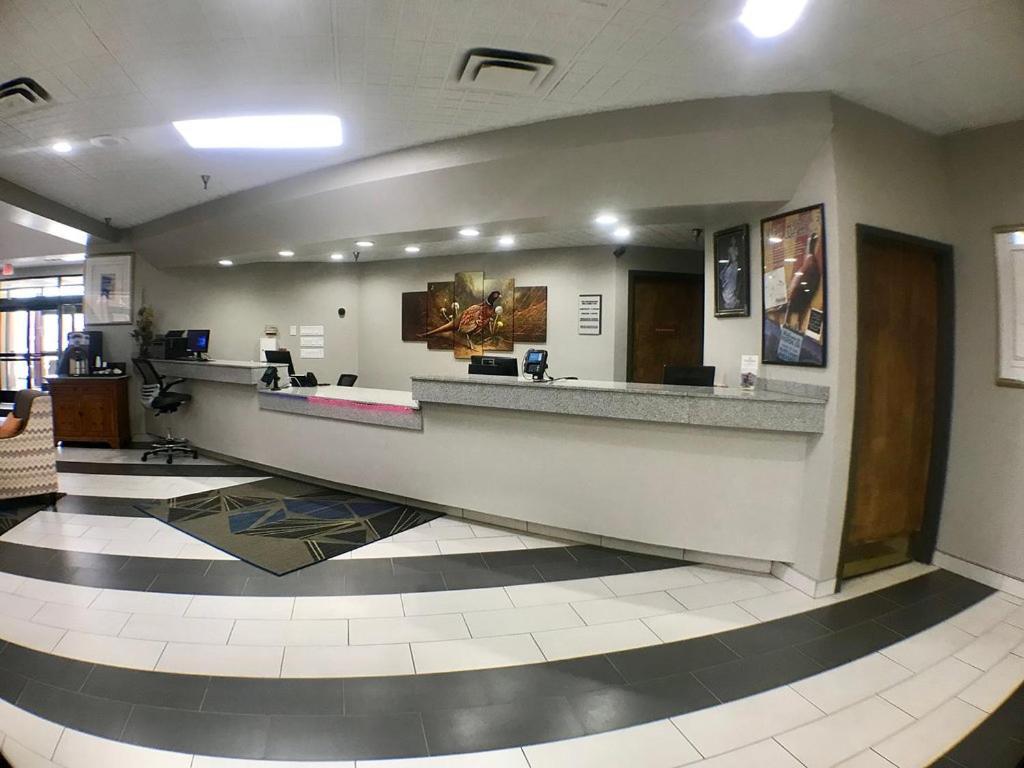 Crossroads Hotel And Huron Event Center ภายนอก รูปภาพ
