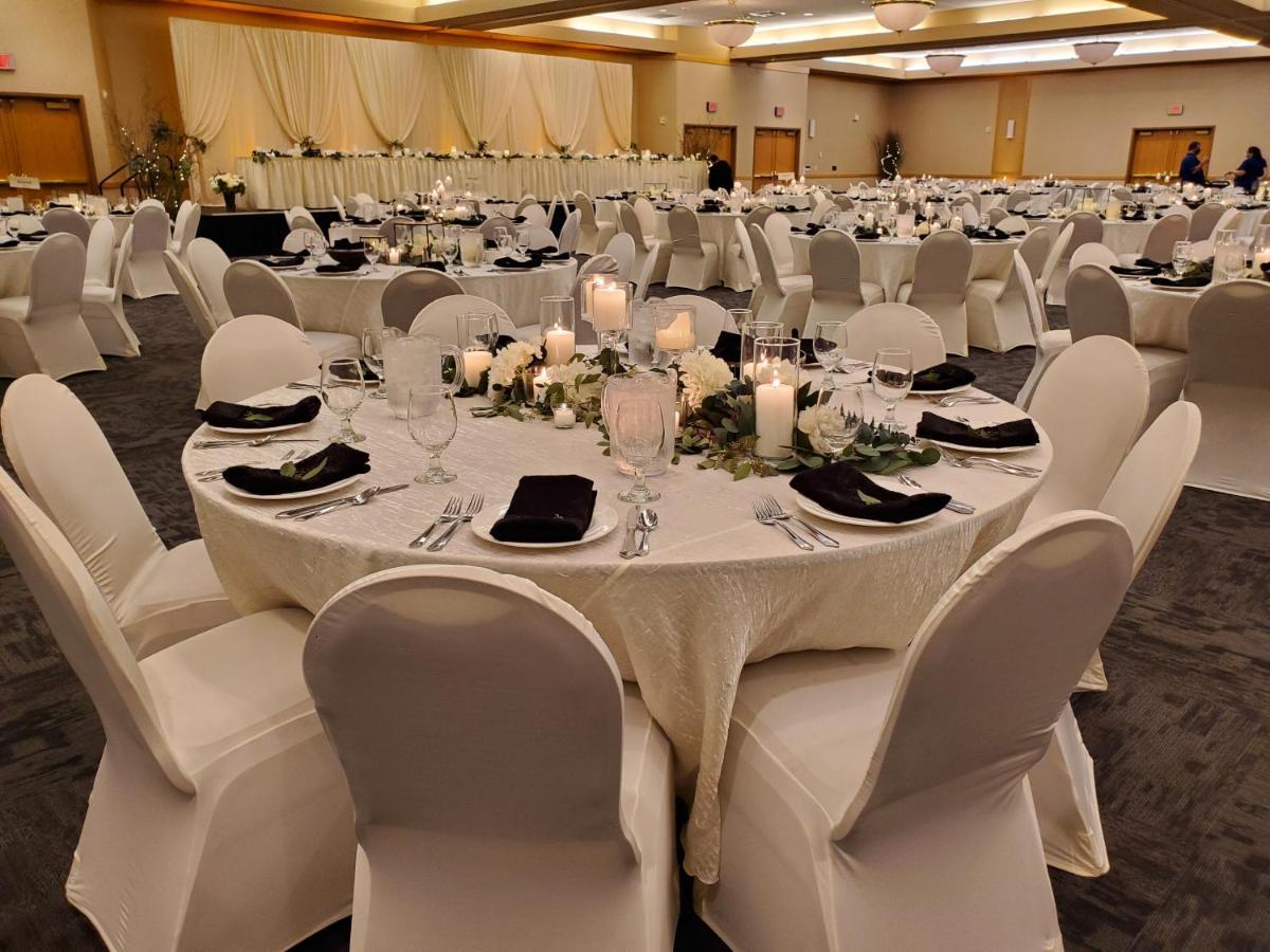 Crossroads Hotel And Huron Event Center ภายนอก รูปภาพ