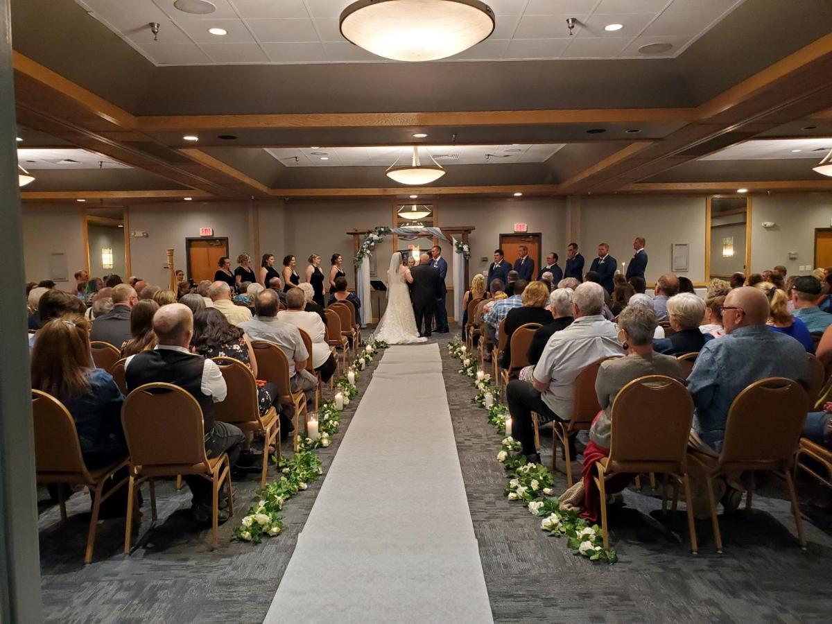 Crossroads Hotel And Huron Event Center ภายนอก รูปภาพ