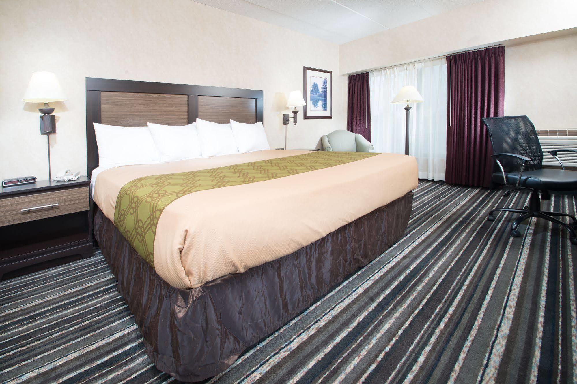 Crossroads Hotel And Huron Event Center ภายนอก รูปภาพ